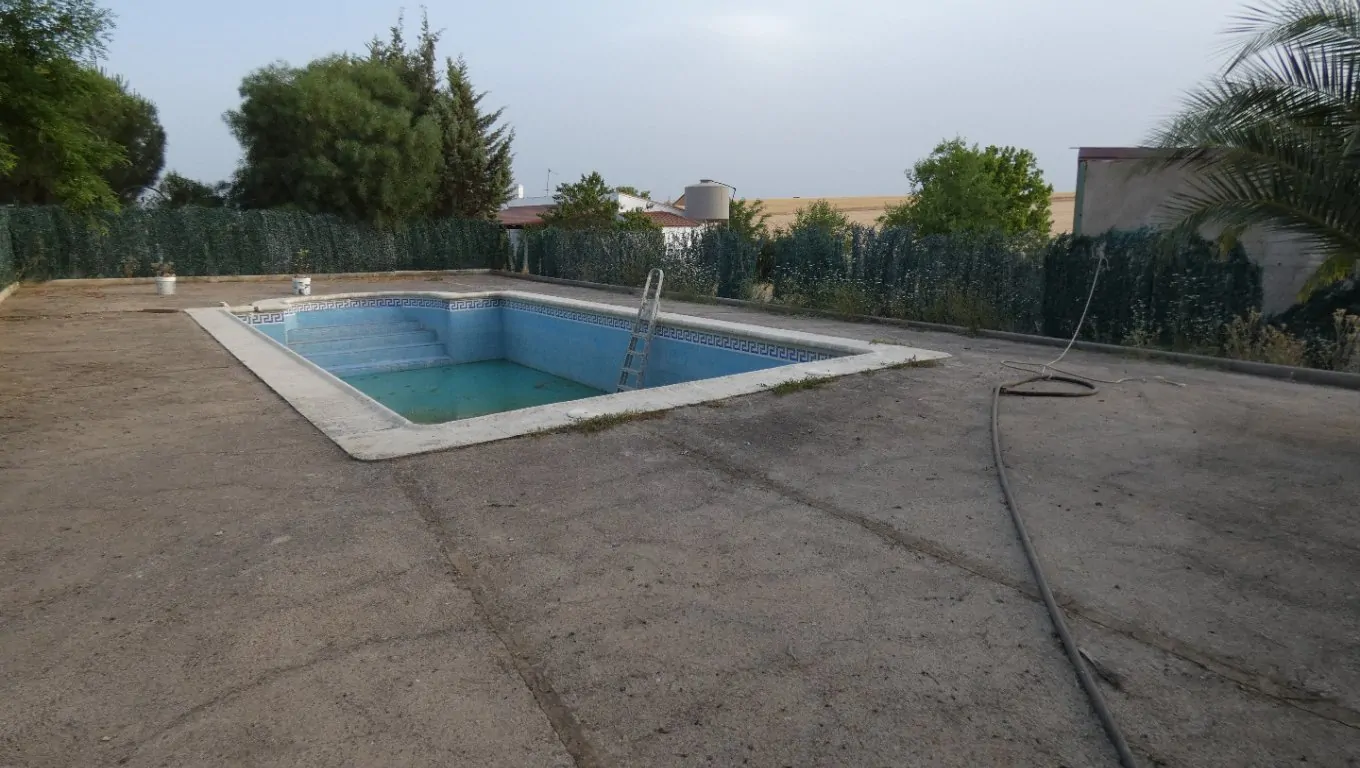 cortijo con piscina en Azuaga